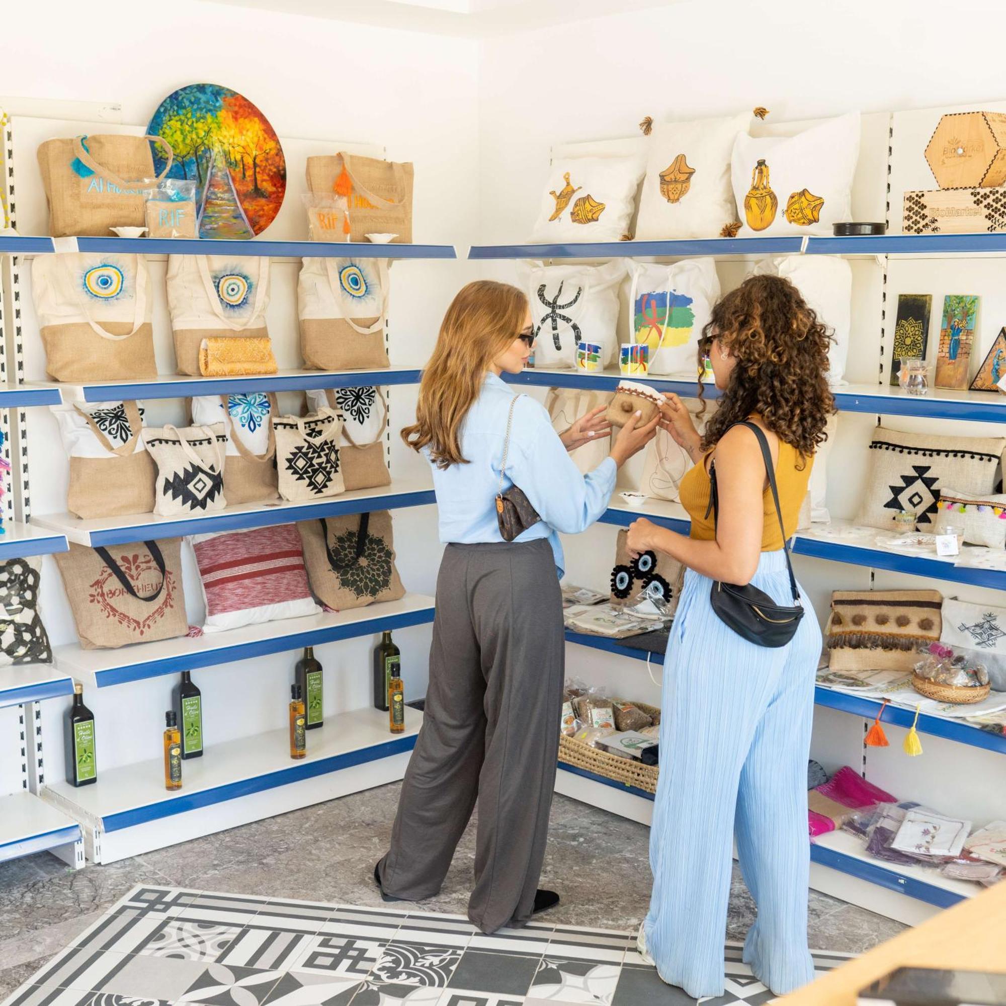 منتجع راديسون بلو الحسيمة المظهر الخارجي الصورة Souvenir shop in Santorini, Greece