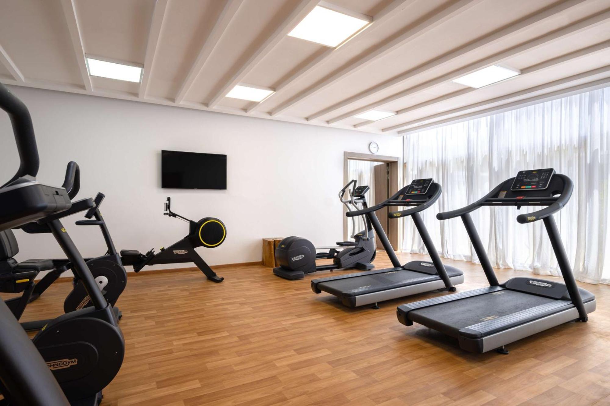 منتجع راديسون بلو الحسيمة المظهر الخارجي الصورة A gym at a hotel