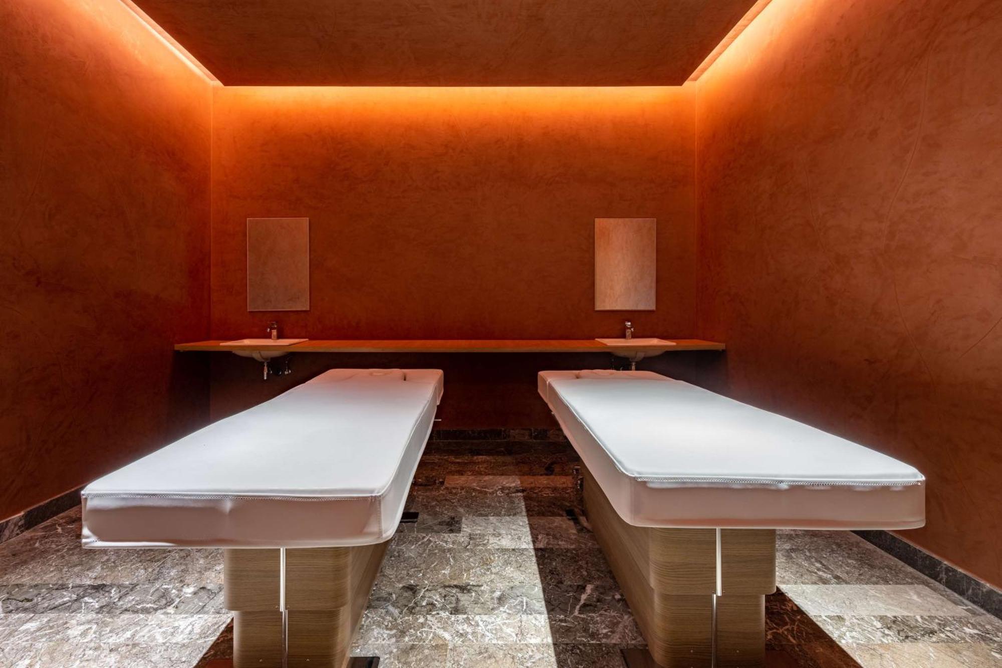 منتجع راديسون بلو الحسيمة المظهر الخارجي الصورة The spa at The Ritz-Carlton, Hong Kong