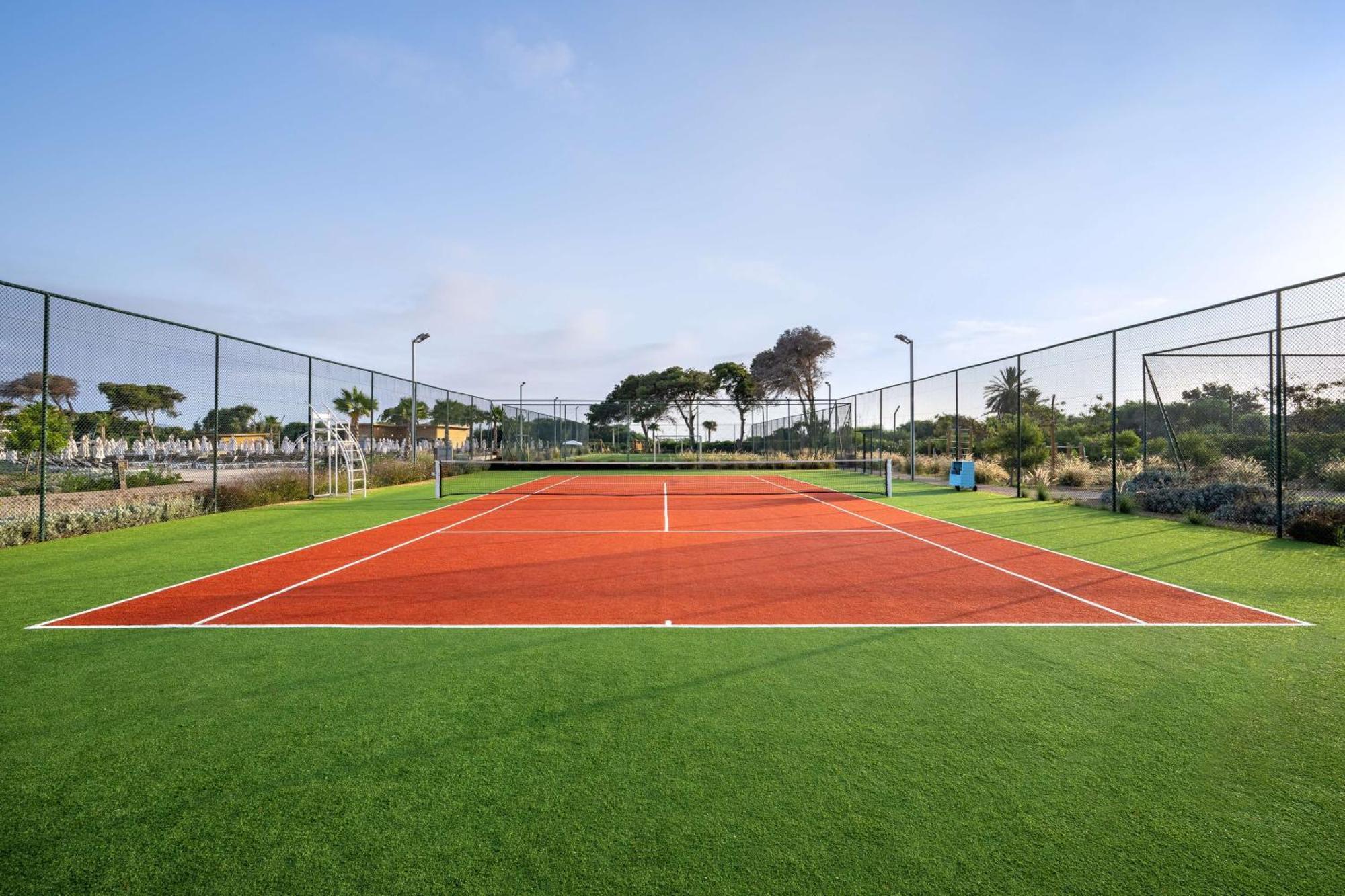 منتجع راديسون بلو الحسيمة المظهر الخارجي الصورة Tennis court