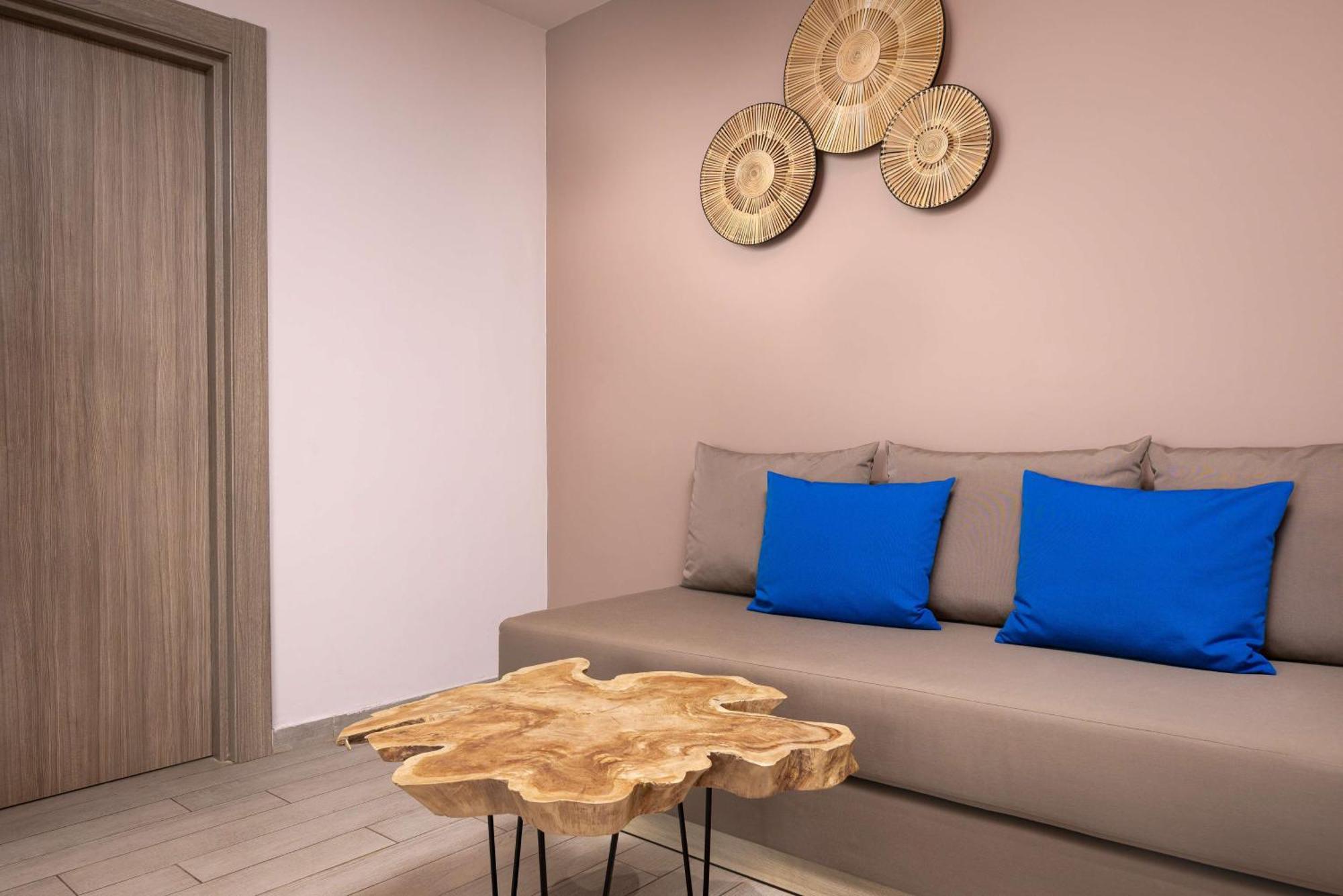 منتجع راديسون بلو الحسيمة المظهر الخارجي الصورة A teak root table