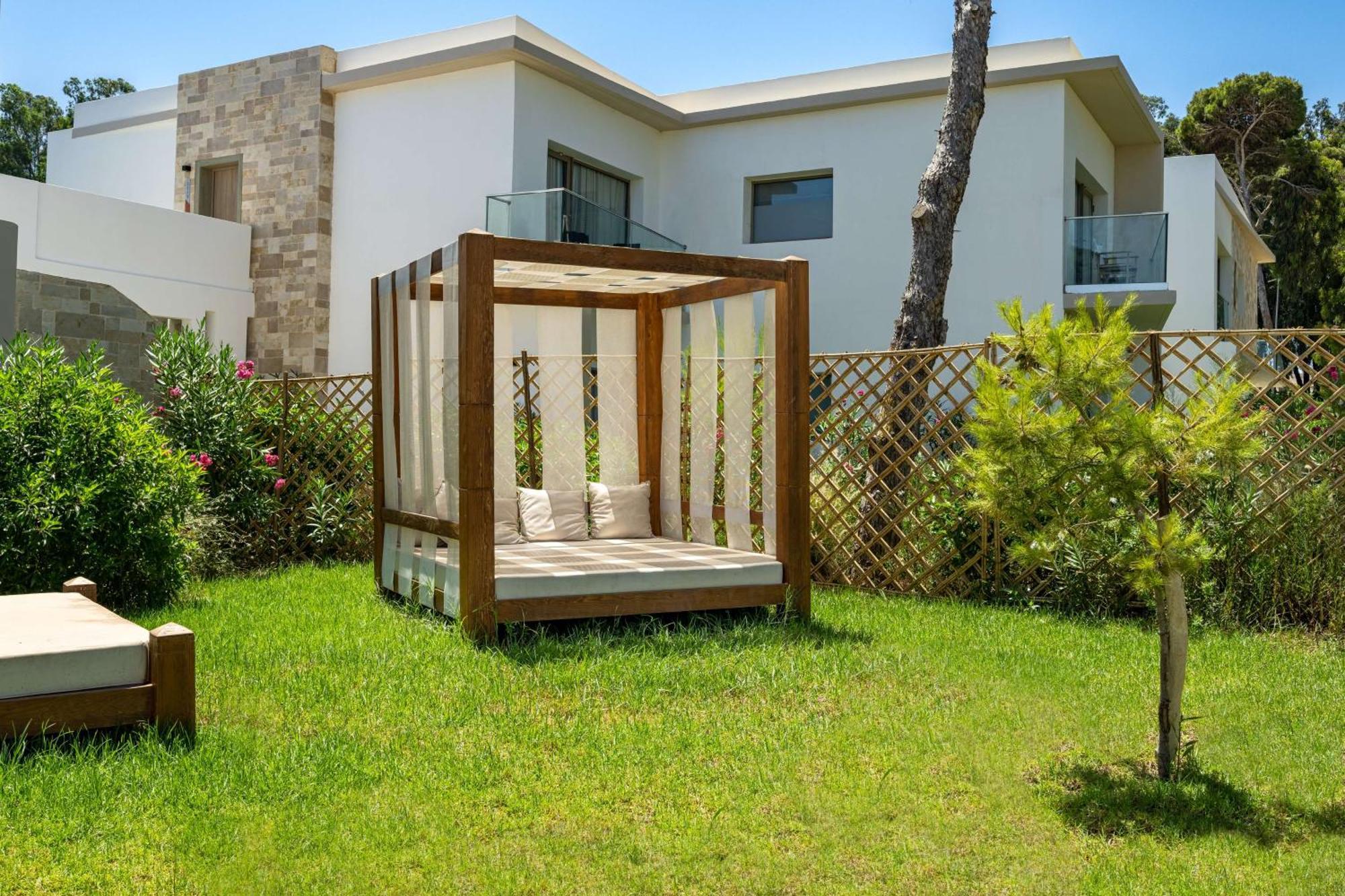 منتجع راديسون بلو الحسيمة المظهر الخارجي الصورة A pergola in a garden