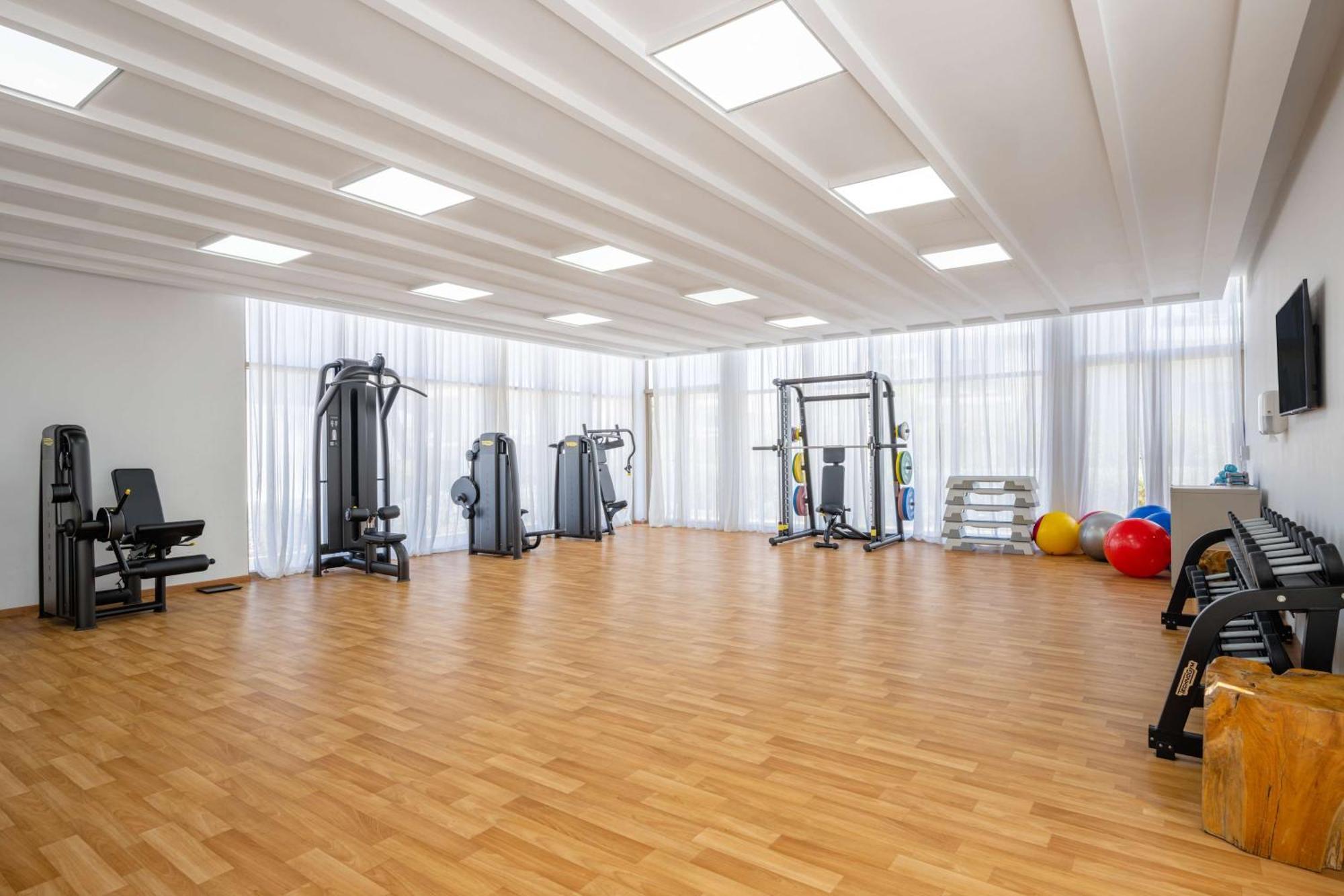 منتجع راديسون بلو الحسيمة المظهر الخارجي الصورة A gym at the University of Nicosia