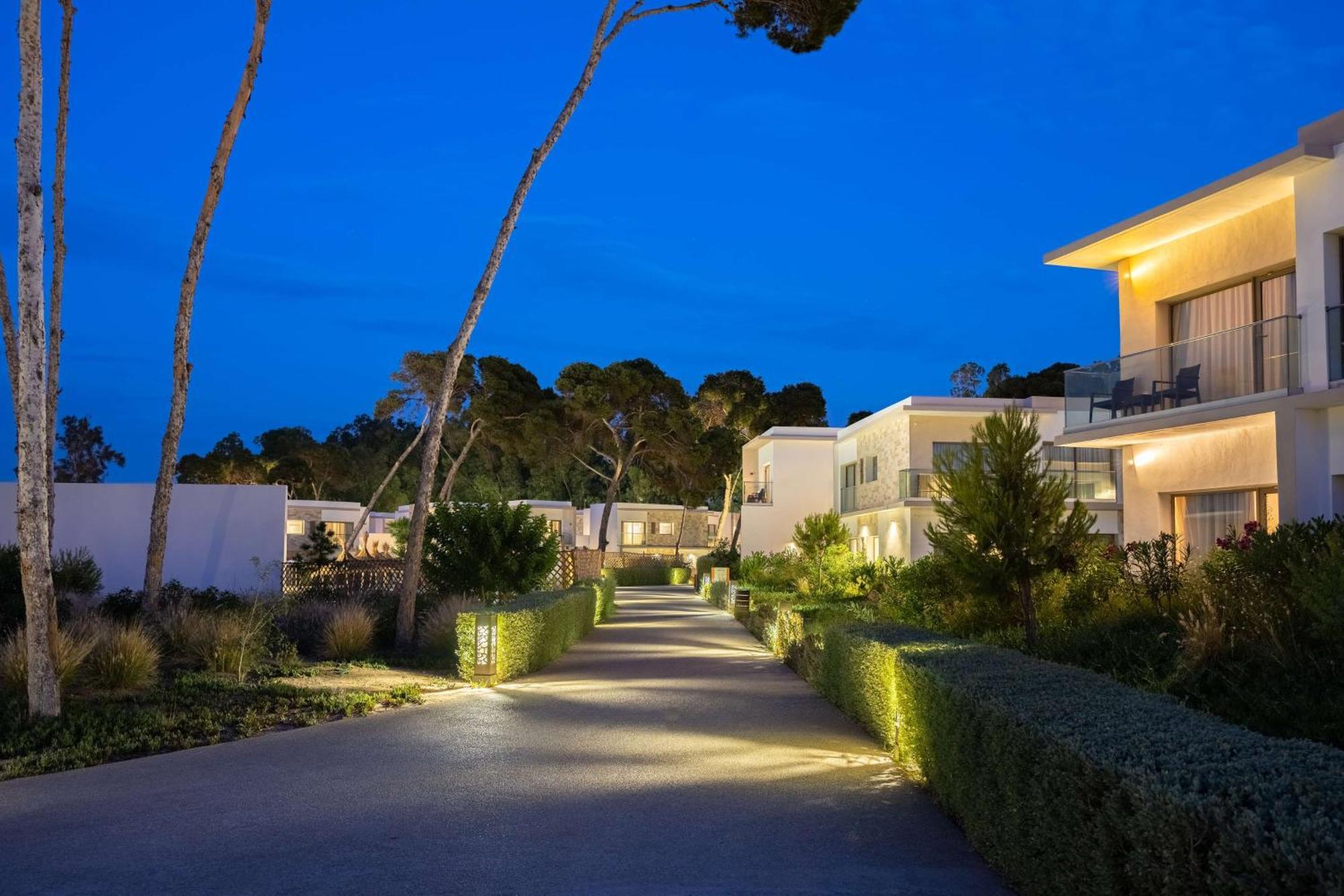 منتجع راديسون بلو الحسيمة المظهر الخارجي الصورة The resort at night