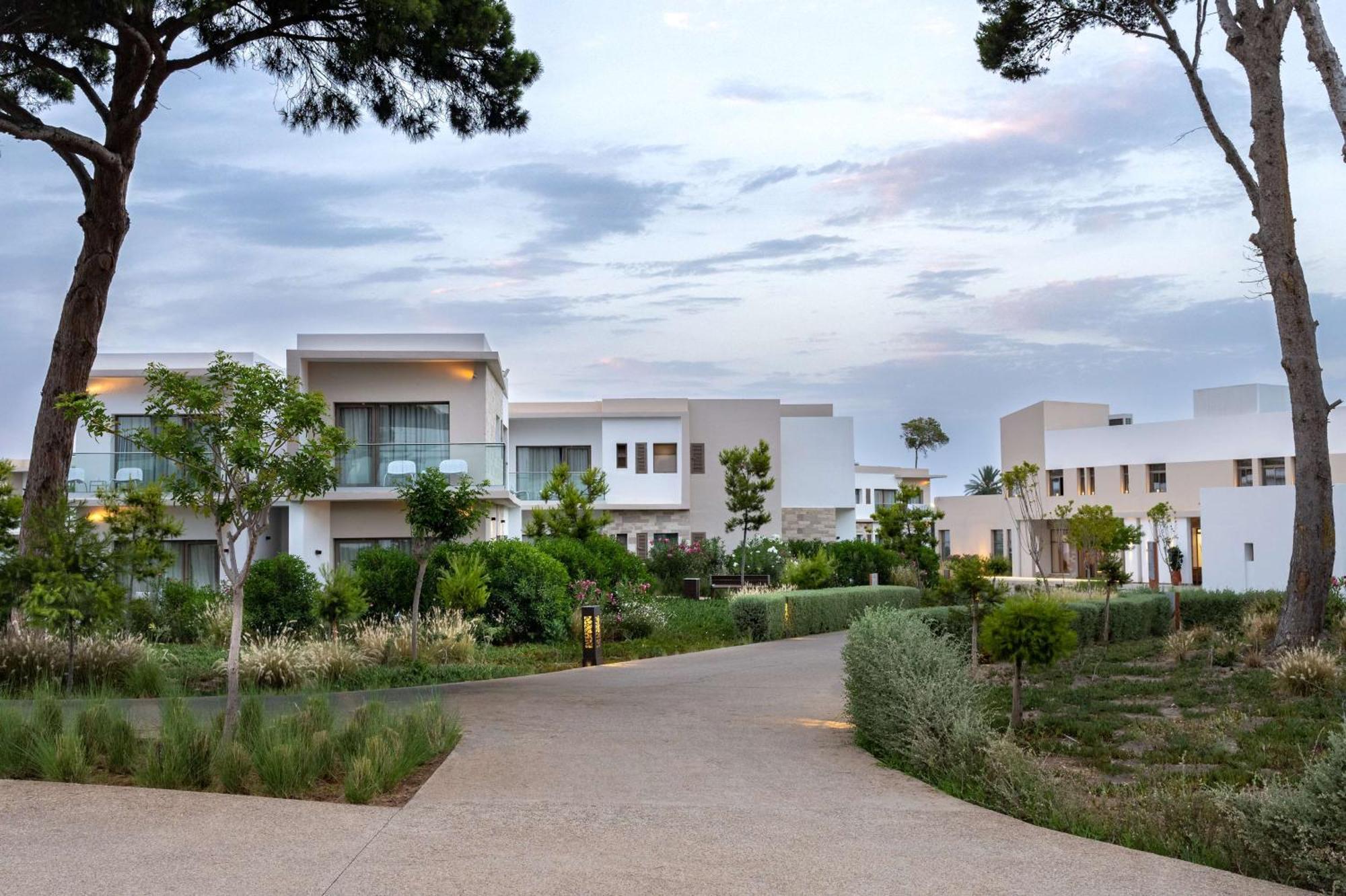 منتجع راديسون بلو الحسيمة المظهر الخارجي الصورة The resort's villas